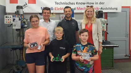 Gruppenfoto in der Werkstatt mit WK-Vertretern und Kindern