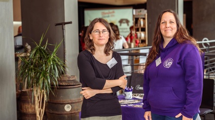 Sigrid Fürst und Heidrun Pusch in der Schleppeeventhalle auf der Tiermesse 
