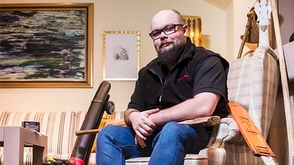 Georg Pritz inmitten von Arbeitsgeräten