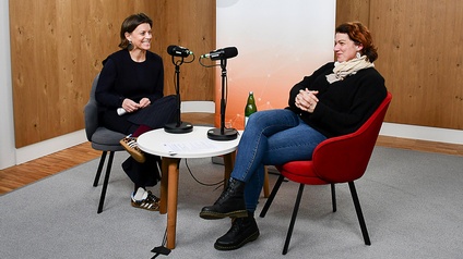 Nicole Pröll (l.) erzählt im Interview mit JW-Landesvorsitzender Katharina Alzinger-Kittel von „Benni‘s Nest“.