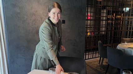 Lea Masching deckt einen Tisch im Restaurant