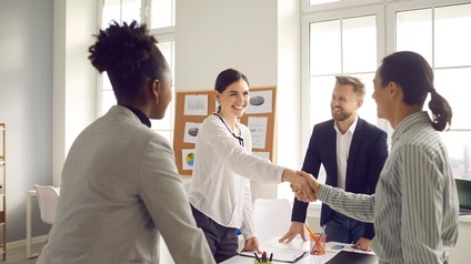 Business Team beim Handshake