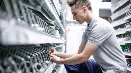 Ein Installateur im Materiallager bei der Zusammenstellung des benötigten Materials