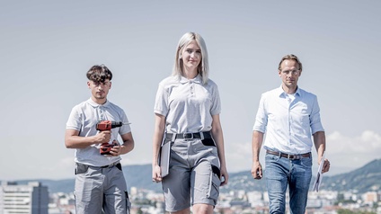 Drei Personen auf einem Hausdach