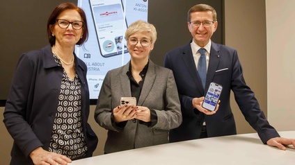 V. l.: Margit Klima-Bencic (Personalleiterin MIC Datenverarbeitung), WKOÖ-Präsidentin Doris Hummer und Wirtschafts-Landesrat Markus Achleitner präsentieren die Come2Austria-App. 