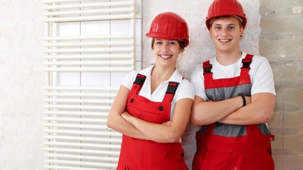 Zwei Lehrlinge in Vorfreude auf den Arbeitstag.