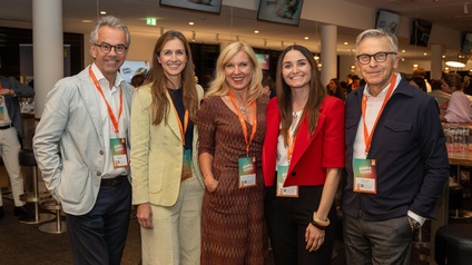 Austausch beim Jungunternehmertag „Sinn & Tonic“ der Jungen Wirtschaft (v. l.): Christoph Brandstätter (Vizebürgermeister der Stadt Salzburg), Eva Mrazek (Geschäftsführerin der Jungen Wirtschaft Salzburg), Unternehmerin Conny Hörl, Lisa Rieder (Landesvorsitzende der Jungen Wirtschaft Salzburg) und WKS-Präsident Peter Buchmüller.