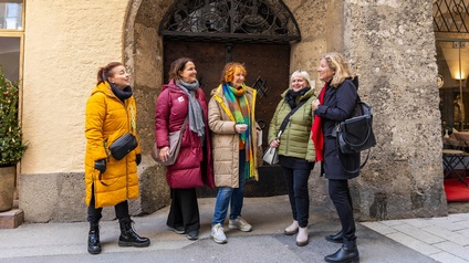 Inez Reichl-De Hoogh, Obfrau der Salzburger Fremdenführer:innen (rechts), mit Kolleginnen bei der Vorbereitung der Führungen für den Welttag der Fremdenführer. 