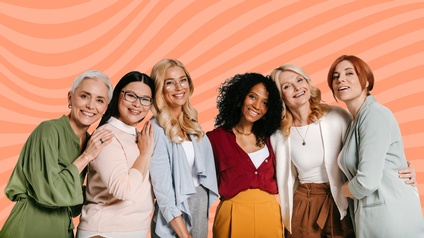 Frauengruppe, die eng nebeneinander stehen. Sie lächeln in die Kamera und wirken freundlich, entspannt und verbunden.<br />
Die Frauen sind unterschiedlich alt – einige wirken jünger, andere älter – und haben verschiedene Hautfarben und bunte Outfits.
