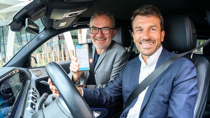 Michael Kieslinger, Geschäftsführer von Fluidtime, und Stefan Ehrlich-Adám, Obmann der Sparte Industrie in der Wirtschaftskammer Wien mit der FluidLife-App 