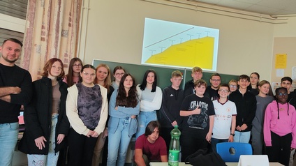 Patrick Zenz (l.), Lehrlingsexperte der Bauakademie Steiermark-Burgenland, mit Schülern der MS Großpetersdorf.
