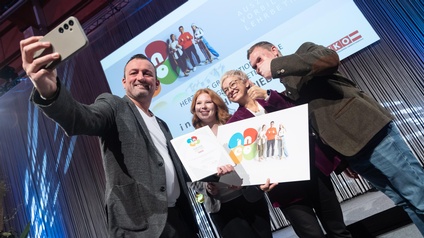 Gruppe macht ein Selfie auf der Bühne der ineo-Gala