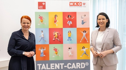 Präsidentin der Tiroler Wirtschaftskammer Barbara Thaler (r.) und Landesrätin Cornelia Hagele präsentierten die Talent Card.