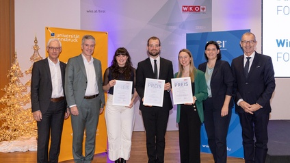 Vize-Rektor Manfred Lechner (Uni Innsbruck, 1.v.l.), WK-Vizepräsident Markus Dax (2.v.l.), WK-Präsidentin Barbara Thaler (2. v. r.) und Rektor Andreas Altmann (MCI, 1.v.r.) gratulieren den Preisträger:innen Amelie Schurer, Luca Nohel und Sophia Gschoßmann (v.l.n.r.) 