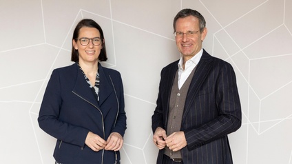 WK Präsidentin Barbara Thaler und Vize-Präsident Manfred Pletzer präsentieren den ersten und freiwillig erstellten Nachhaltigkeitsbericht 2022 der WK Tirol, der auch den Mitgliedsbetrieben Mut zur eigenen Umsetzung machen soll.  