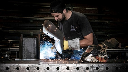 Die Metall X GmbH von Bernhard Juchum (im Bild) und Roland Pfurtscheller gehört zu den vielen Betrieben, die die lange  Metallverarbeitungstradition in Fulpmes mit neuen Ideen und Ansätzen bereichern.