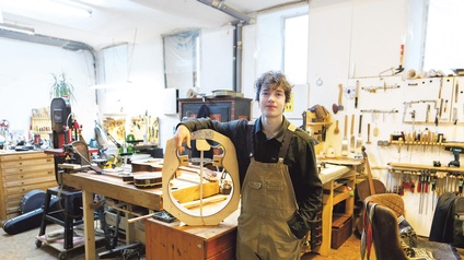 Gitarrenbauer in der Werkstatt