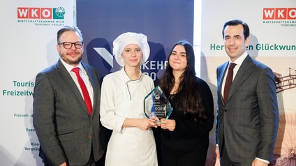 Dominic Schmid (l.) zeichnete Verkehrsbüro-CEO Martin Winkler aus. Mit dabei zwei der aktuell mehr als 100 Lehrlinge: Clara Kühnel (2.v.l., Konditorin) und Mariola Tairovic (Reisebüro). 