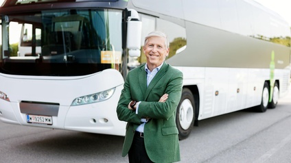 Obmann vor Autobus