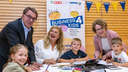 WKNÖ-Präsident Wolfgang Ecker, Workshop-Leiterin Susanne Riedler (Handlettering für Kids) und Familien-Landesrätin Christiane Teschl-Hofmeister mit den Kindern Lara, Johannes und Vincent.
