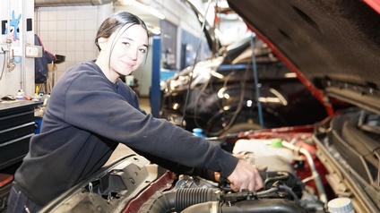 Lena Götsch-Hütter hat ihre Ausbildung zur Kraftfahrzeugtechnikerin im Oktober letzten Jahres gestartet. In dieser kurzen Zeit darf Lena schon viele Aufgaben eigenverantwortlich übernehmen, wie zum Beispiel ein komplettes Auto-Service, Reifen wechseln ode