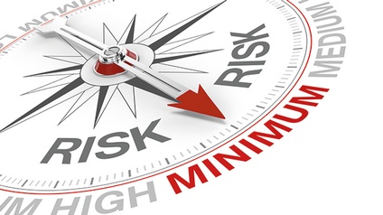 Kompass der auf minimales Risiko zeigt.
