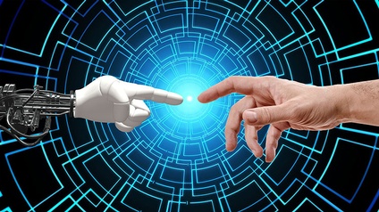 Eine menschliche Hand und eine Roboterhand berühren sich mit den Zeigefingern