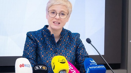 WKOÖ-Präsidentin Doris Hummer spricht bei einer Pressekonferenz über das Projekt helpline.lehre.