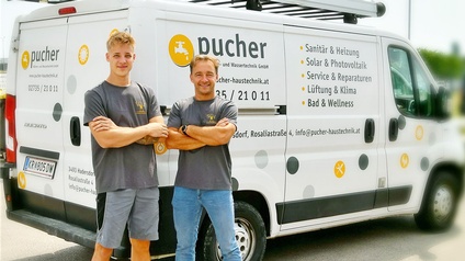 Zwei Männer vor einem Lieferwagen