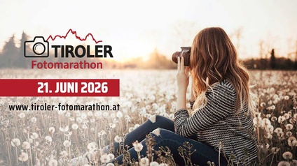 Eine Frau mit einer Fotokamera in der Hand sitzt auf einer Blumenwiese, man sieht sie von hinten. Rechts daneben steht die Aufschrift: Tiroler Fotomarathon 21. Juni 2026 der etwas andere Fotowettbewerb Jetzt anmelden