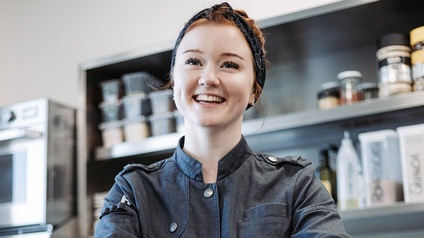 Die Kufsteiner Spitzenköchin Viktoria Fahringer sorgt auf vielen Ebenen für Furore - sei es mit ihrem eigenen Kochbuch, mit ihrem YouTube-Kanal oder als kulinarische Repräsentantin Österreichs bei den <br />
diesjährigen International Emmy Awards in New York. 