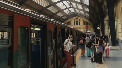 Metrostation, Passagiere steigen ein und aus