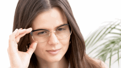 Eine Frau mit einer Brille