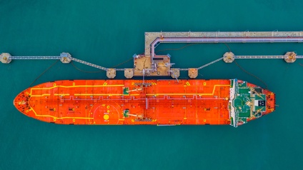 Aufnahme eines sehr großen, orangen Öltankers im Meer aus der Vogelperspektive