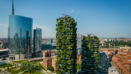 Stadtansicht Mailand: Porta Nuova Viertel mit begrüntem Hochhaus im Vordergrund