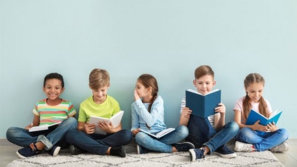 Kleine Kinder sitzen in einer Reihe auf deinem Teppich und lesen ein Buch