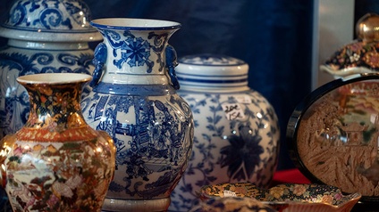 verschiedene antike Vasen aus Porzellan