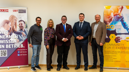 4 Männer und eine Frau posieren zwischen 2 Roll-ups