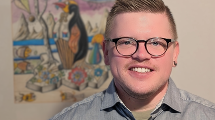 Porträt von einem Mann mit blonden Haaren und dunkler Brille