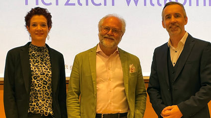 Gruppenfoto von einer Frau und zwei Männern