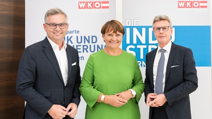 Finanzminister Magnus Brunner, Obfrau der WK-Sparte Bank und Versicherung und Michael Velmeden, Obmann der WK-Sparte Industrie.