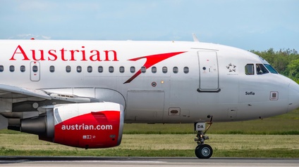 Flugzeug der Austrian Airlines auf einer Landebahn
