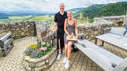 Bernhard und Petra Dobrounig haben gerne den Überblick, nicht nur an ihrem Arbeitsplatz –der Spitze des Griffner Schlossbergs. 