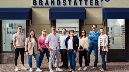 Andreas Brandstätter und Schwester Silvia Karrer (Bildmitte) mit Team. Gemeinsam leiten sie den Familienbetrieb Optik Brandstätter.