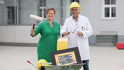 Vizepräsidentin Astrid Legner und der stellvertretende Spartenobmann Rudolf Bredschneider mit typischen Arbeitsutensilien aus Gewerbe und Handwerk.