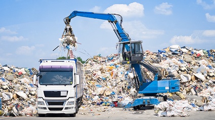 Müllentladung eines Lastkraftwagens auf der Mülldeponie