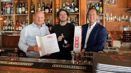 V.l.: Bezirksstellenobmann Andreas Minnich gratulierte Barchef „Jay“ und Unternehmer Philipp Seifert zum Firmenjubiläum.