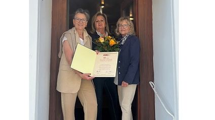 Bezirksstellenausschussmitglieder Michaela Gansterer Zaminer (l.) und Eva Raithofer (r.) gratulierten Lieselotte Passinke zum runden Jubiläum