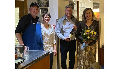 Rudi Hirsch und Renate Stadlhofer (links) erhielten von den Wirtshausführer Herausgebern Klaus und Elisabeth Egle (rechts) Lob und Annerkennung zum „Weinwirt 2022“.