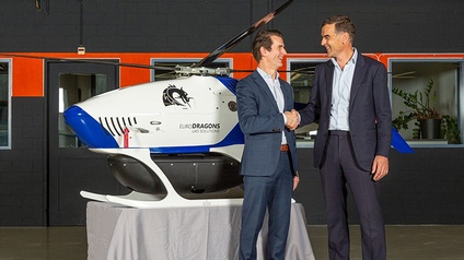 Matthias Fiegl (links), CCO der SmartDigital-Gruppe mit Jon Andreas Jörg, CEO des Schweizers Drohnen-Herstellers Anavia bei der Übernahme des Fluggerätes am Anavia Firmensitz in Näfels.